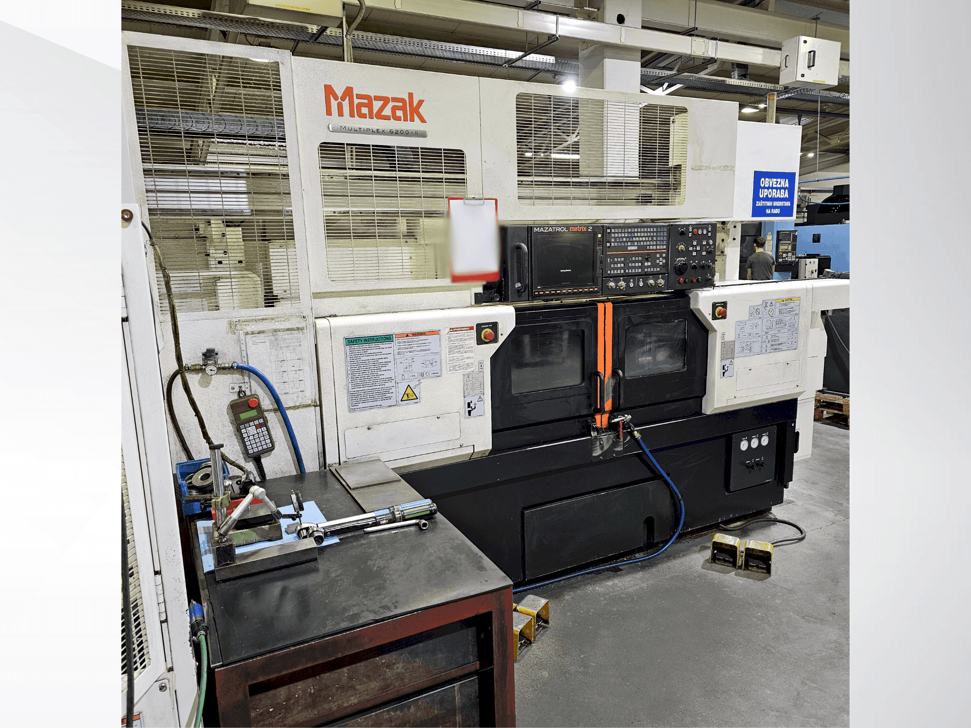 Vista frontale della macchina Mazak Multiplex 6200II