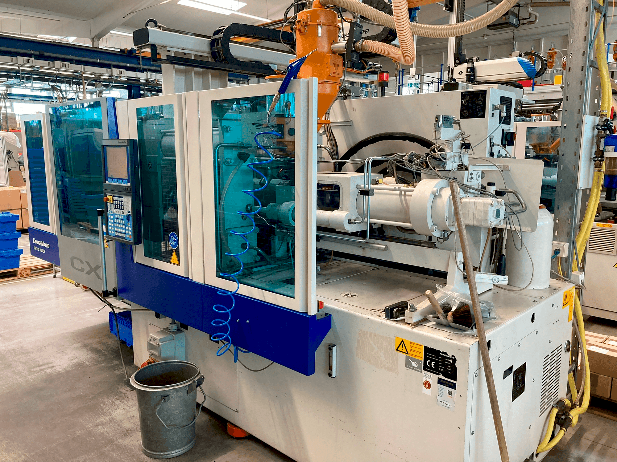 Vista frontale della macchina Krauss Maffei 110–380 CX