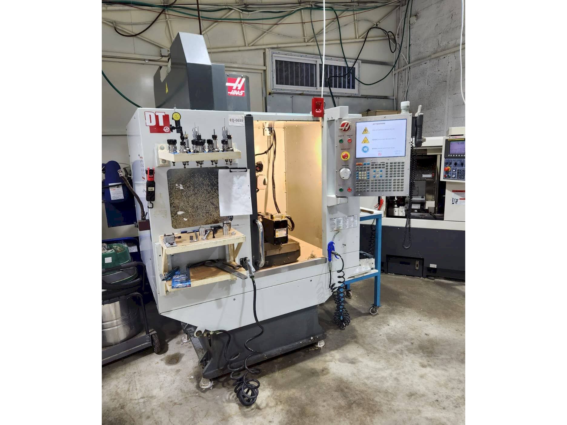 Vista frontale della macchina HAAS DT-1