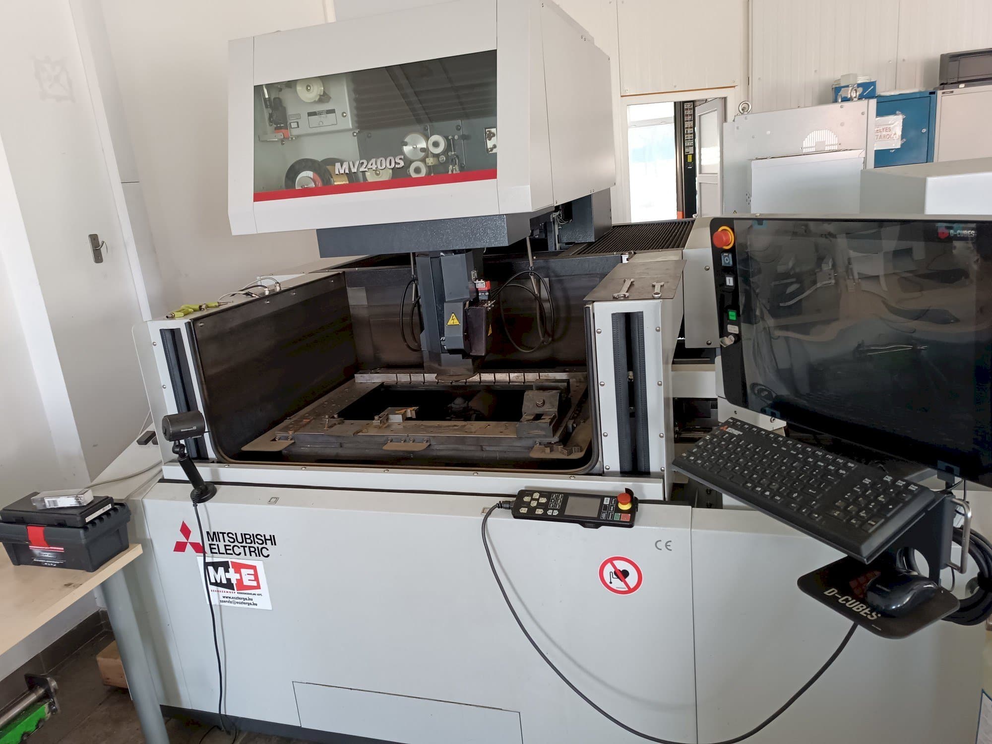 Vista frontale della macchina Mitsubishi MV2400S