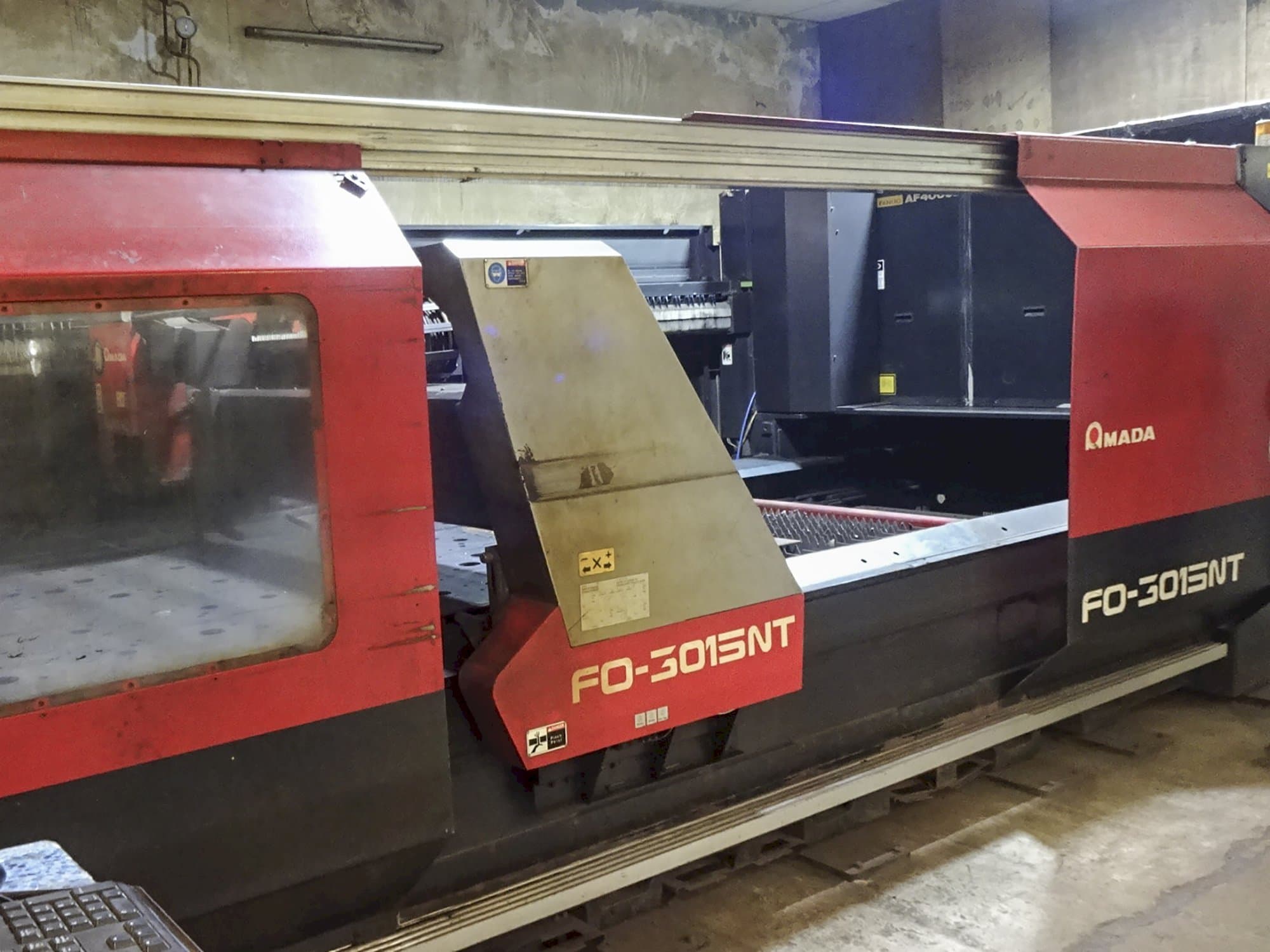 Vista lato sinistro della macchina AMADA F03015NT