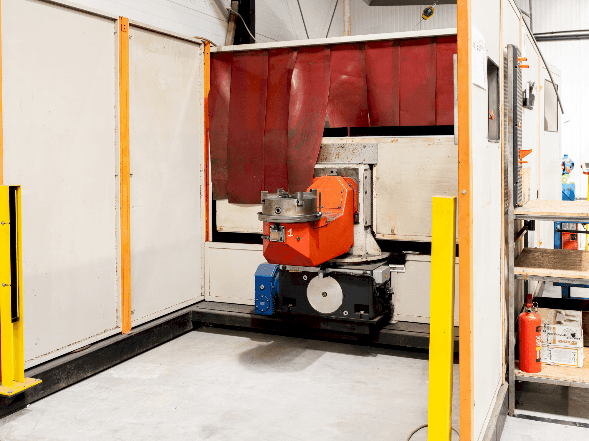 Vista frontale della macchina IGM MA30 with KUKA robot