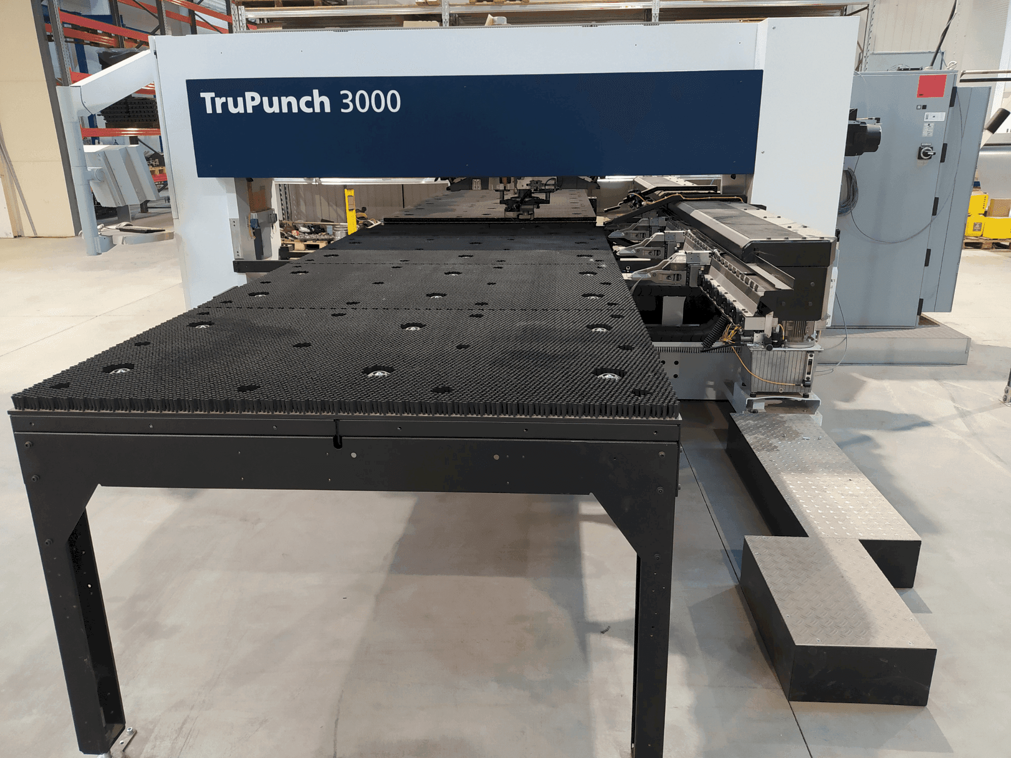 Vista frontale della macchina TRUMPF TruPunch 3000