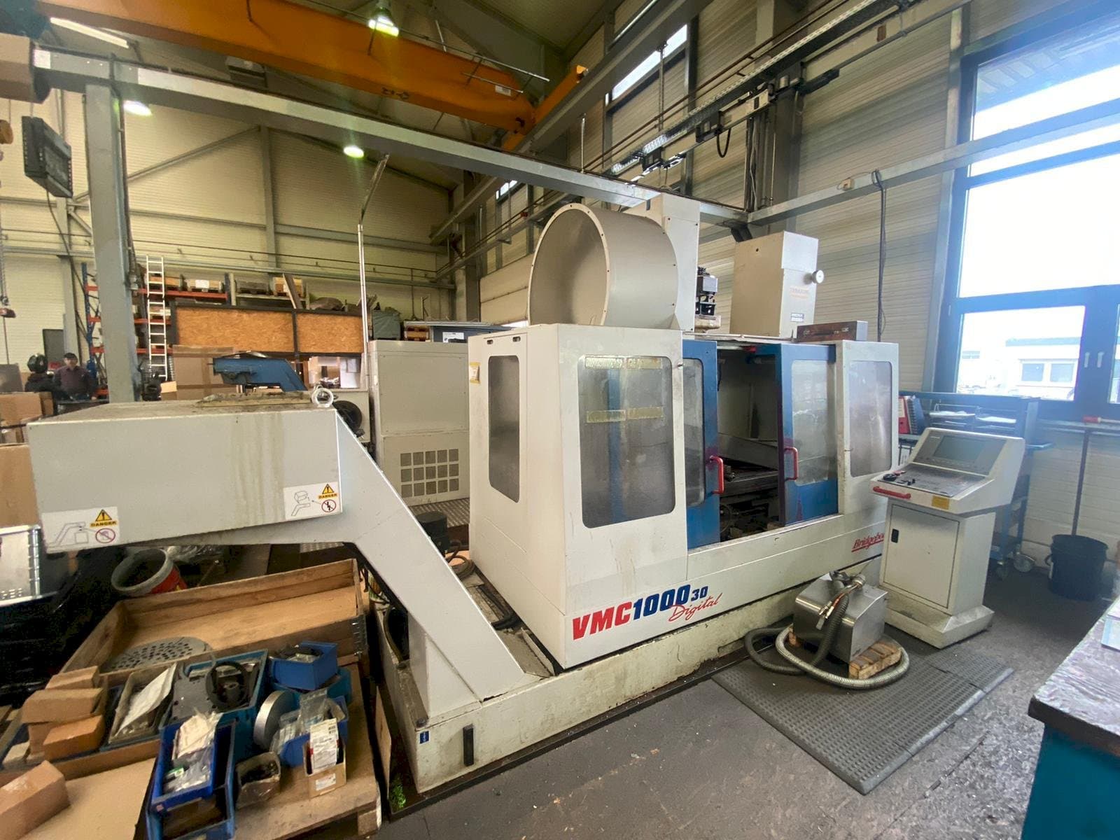 Vista frontale della macchina Bridgeport VMC 1000/30