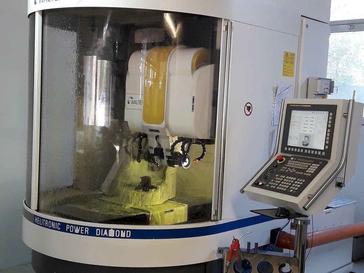 Vista frontale della macchina Walter Helitronic Power F