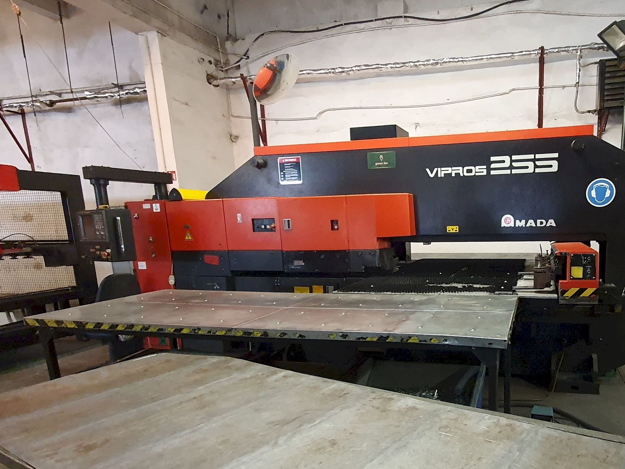 Vista frontale della macchina AMADA VIPROS 255