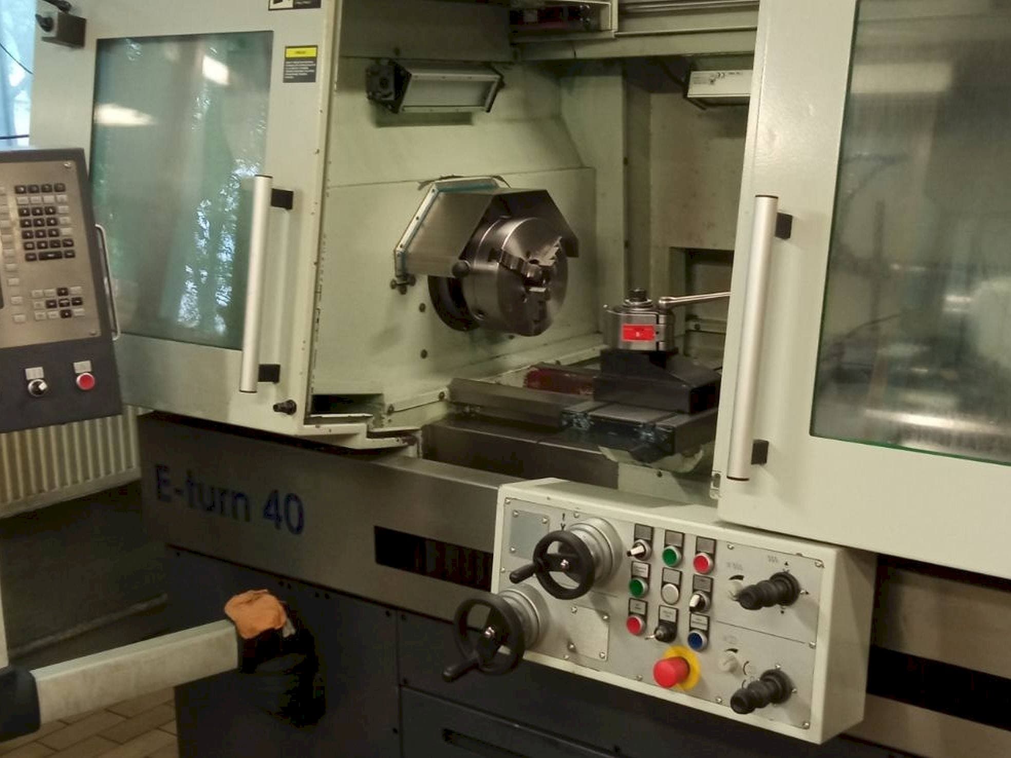 Vista frontale della macchina Avia E-turn 40