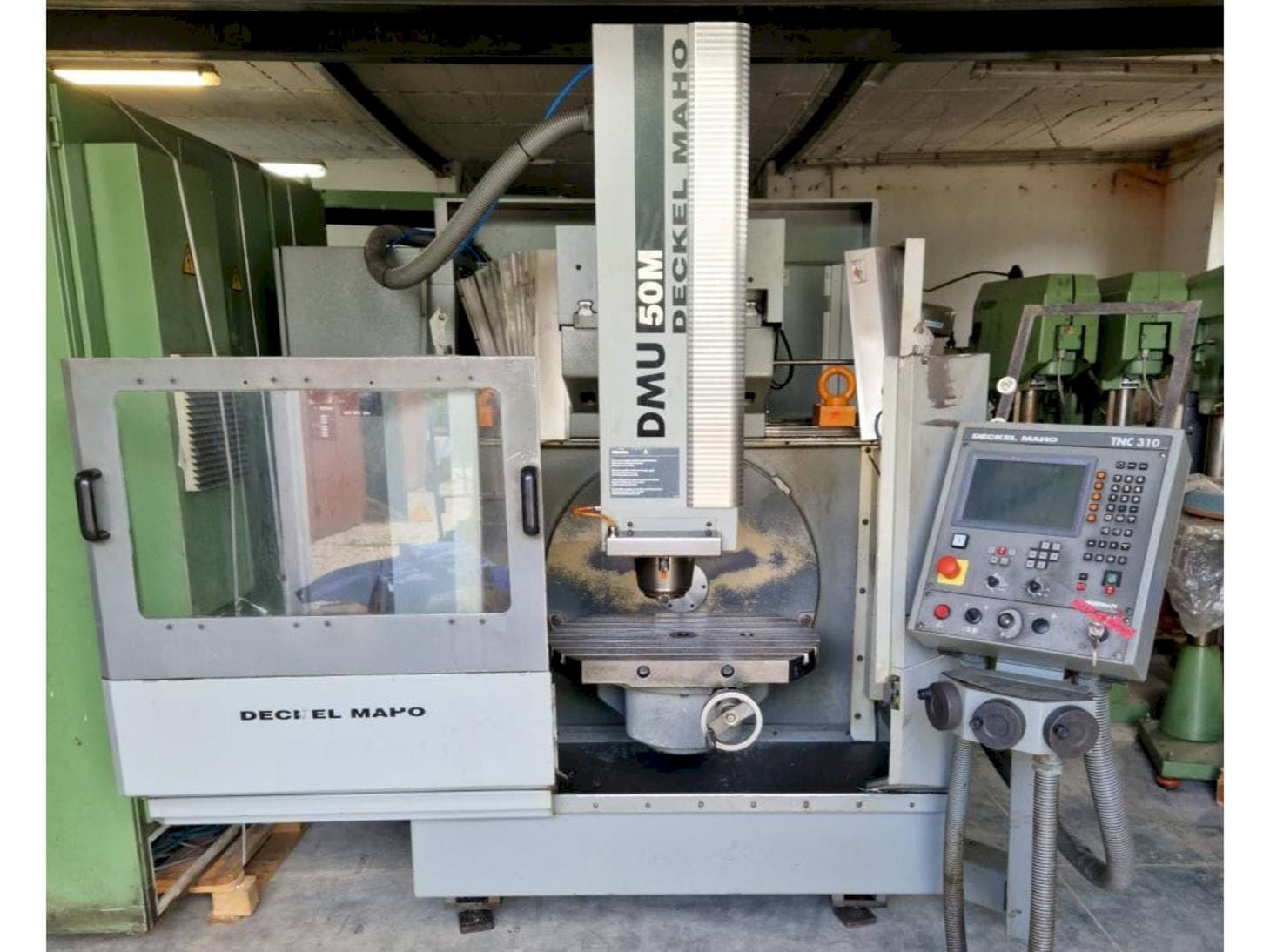 Vista frontale della macchina DECKEL MAHO DMU 50M