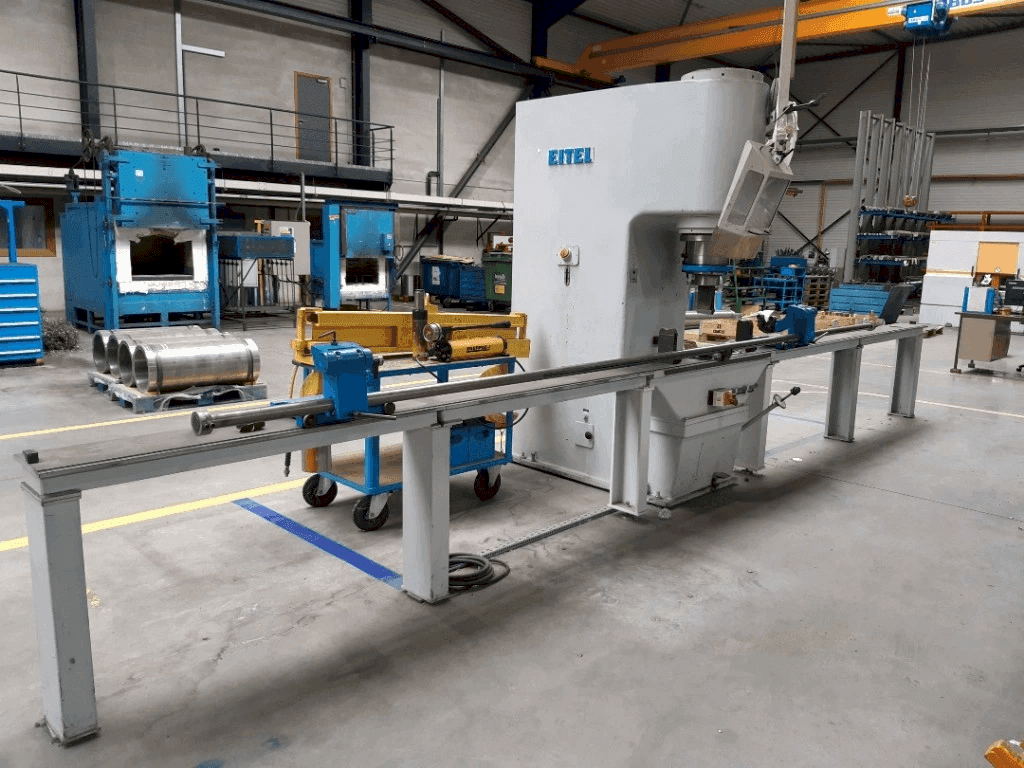 Vista frontale della macchina EITEL-PRESS RP 100