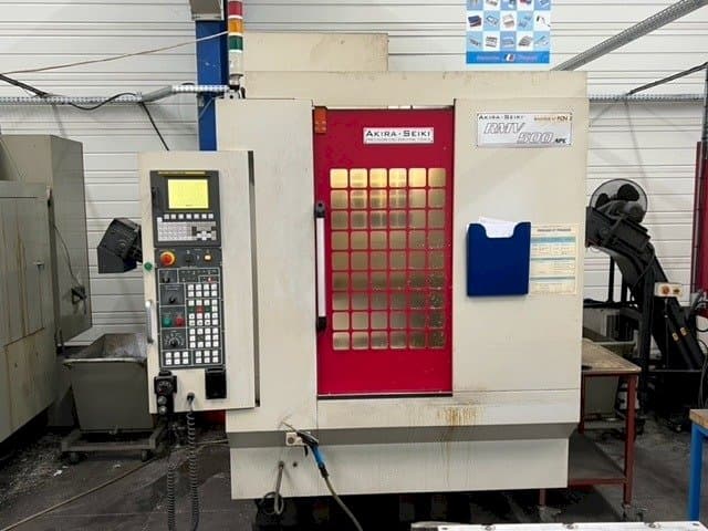 Vista frontale della macchina Akira Seiki RMV500 APC