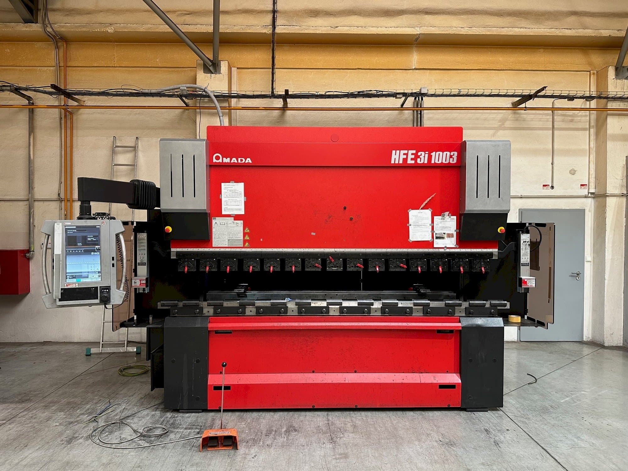 Vista frontale della macchina AMADA HFE 3i 1003