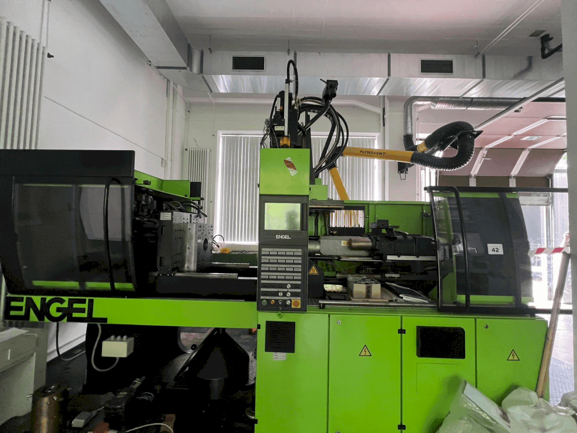 Vista frontale della macchina Engel Victory 300H 80V/80 Combi