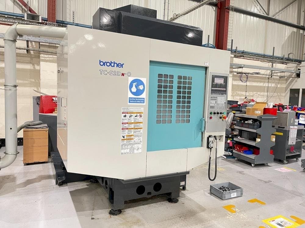 Vista frontale della macchina Brother TC-S2DN-0