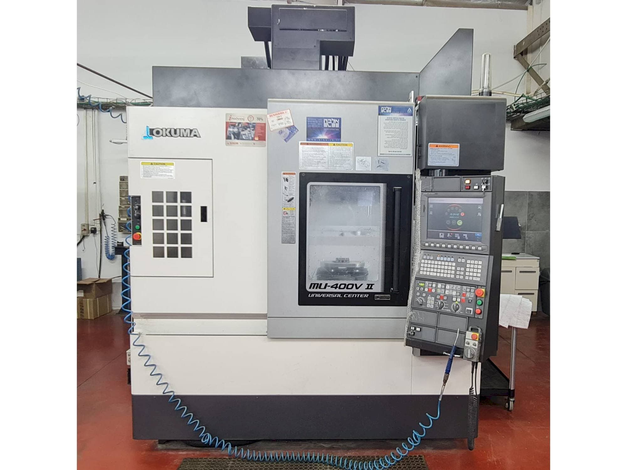 Vista frontale della macchina Okuma MU-400V II
