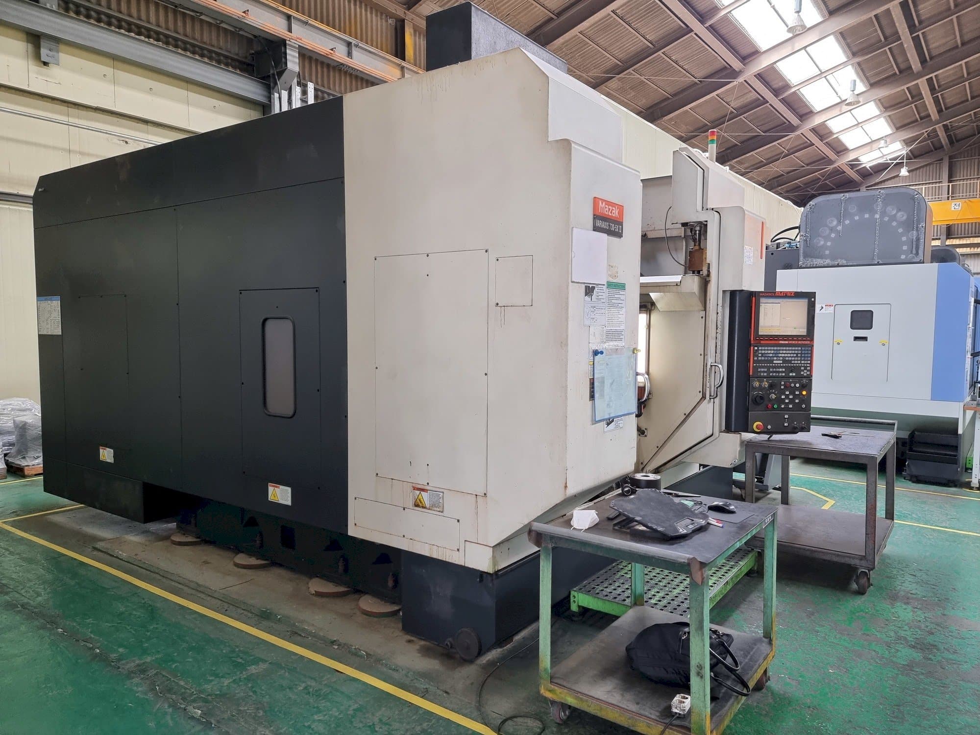 Vista frontale della macchina Mazak VARIAXIS 730-5X II
