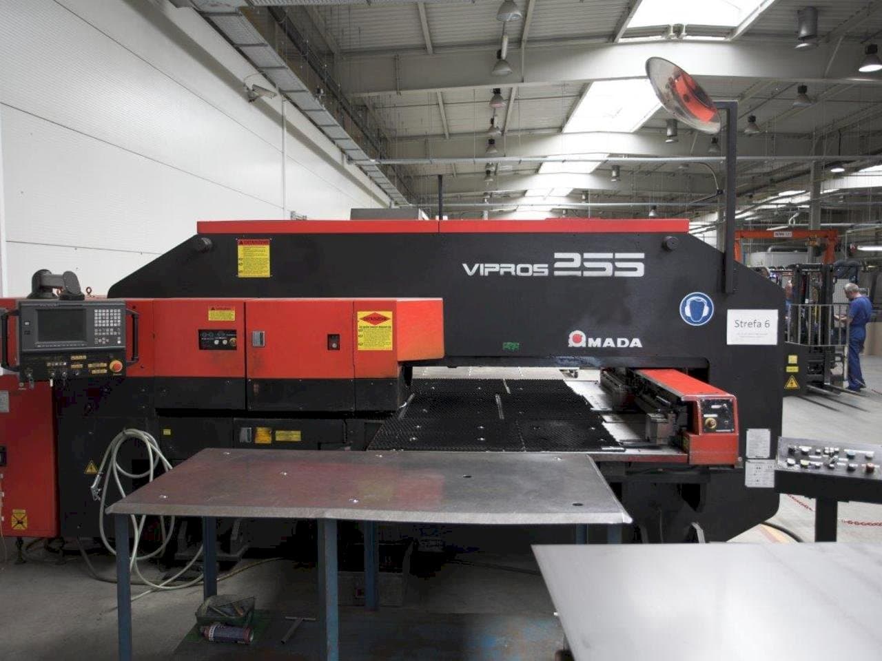 Vista frontale della macchina AMADA Vipros 255
