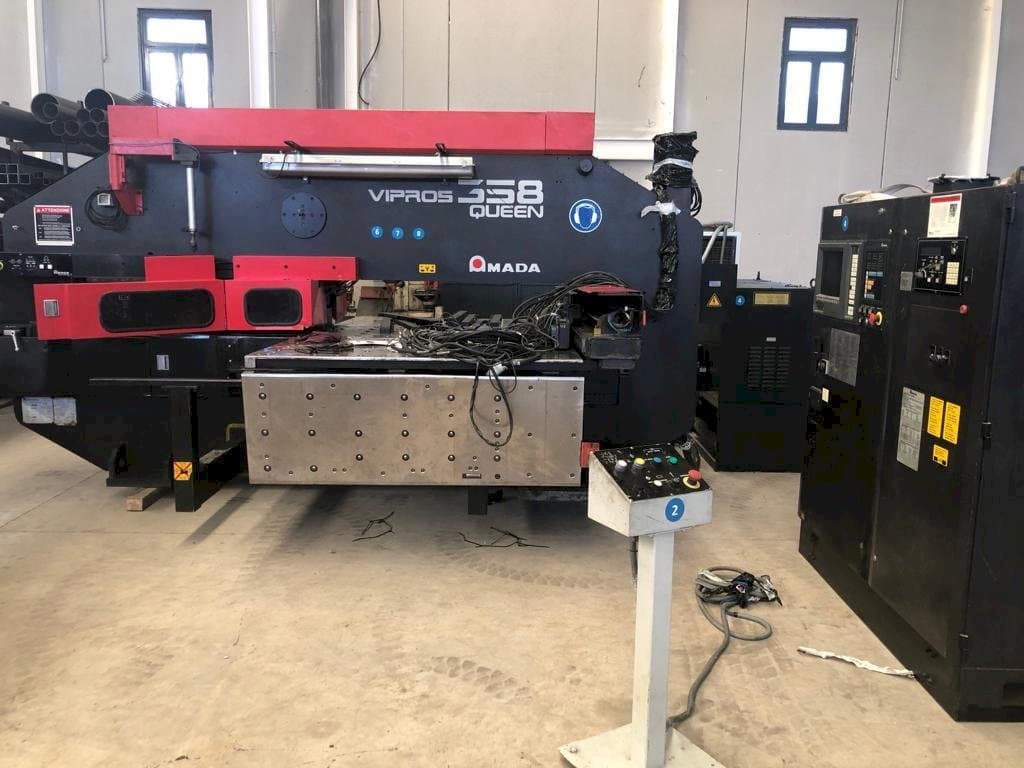 Vista frontale della macchina AMADA Vipros 358 Queen