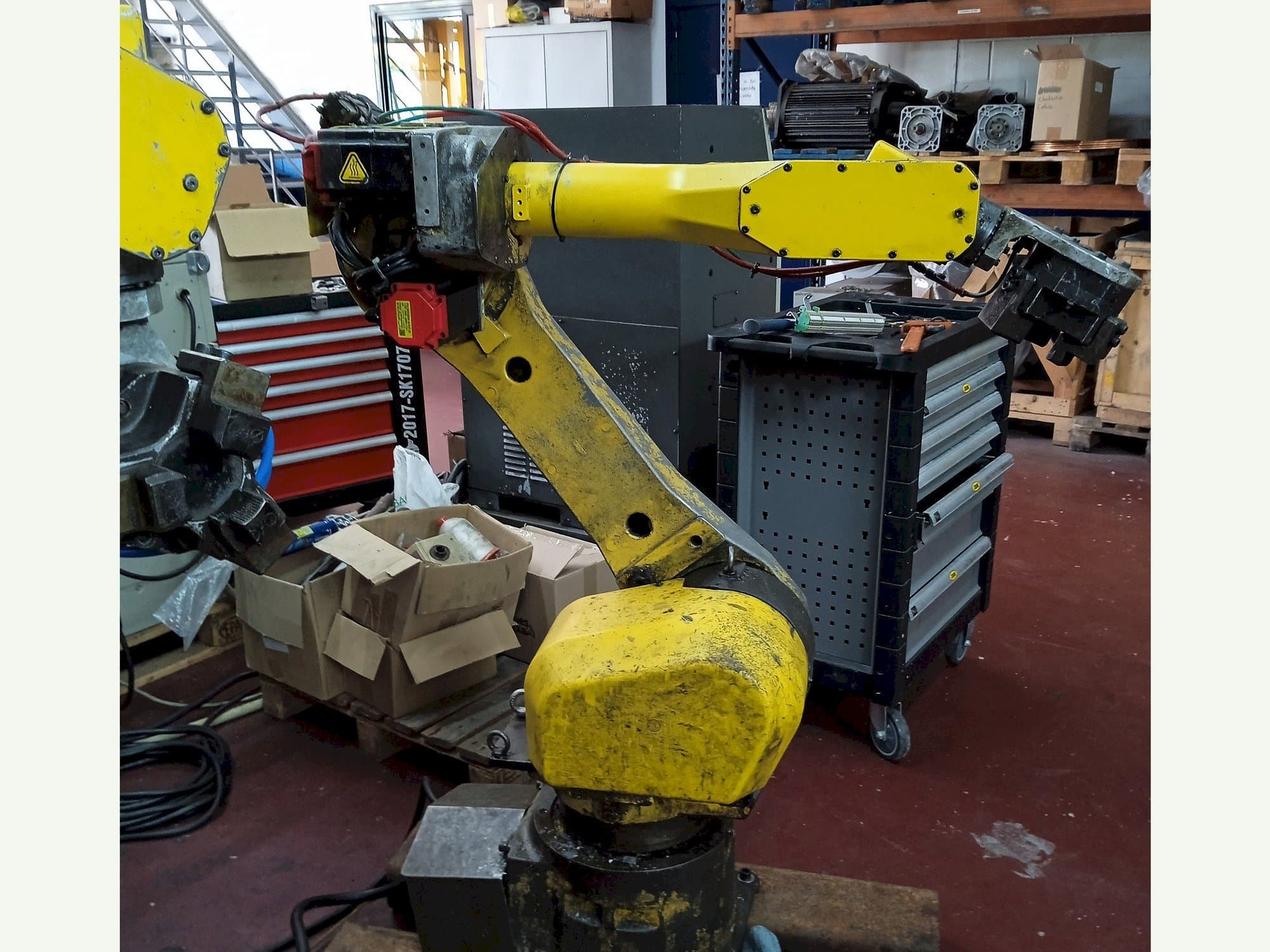 Vista frontale della macchina FANUC M-16IB