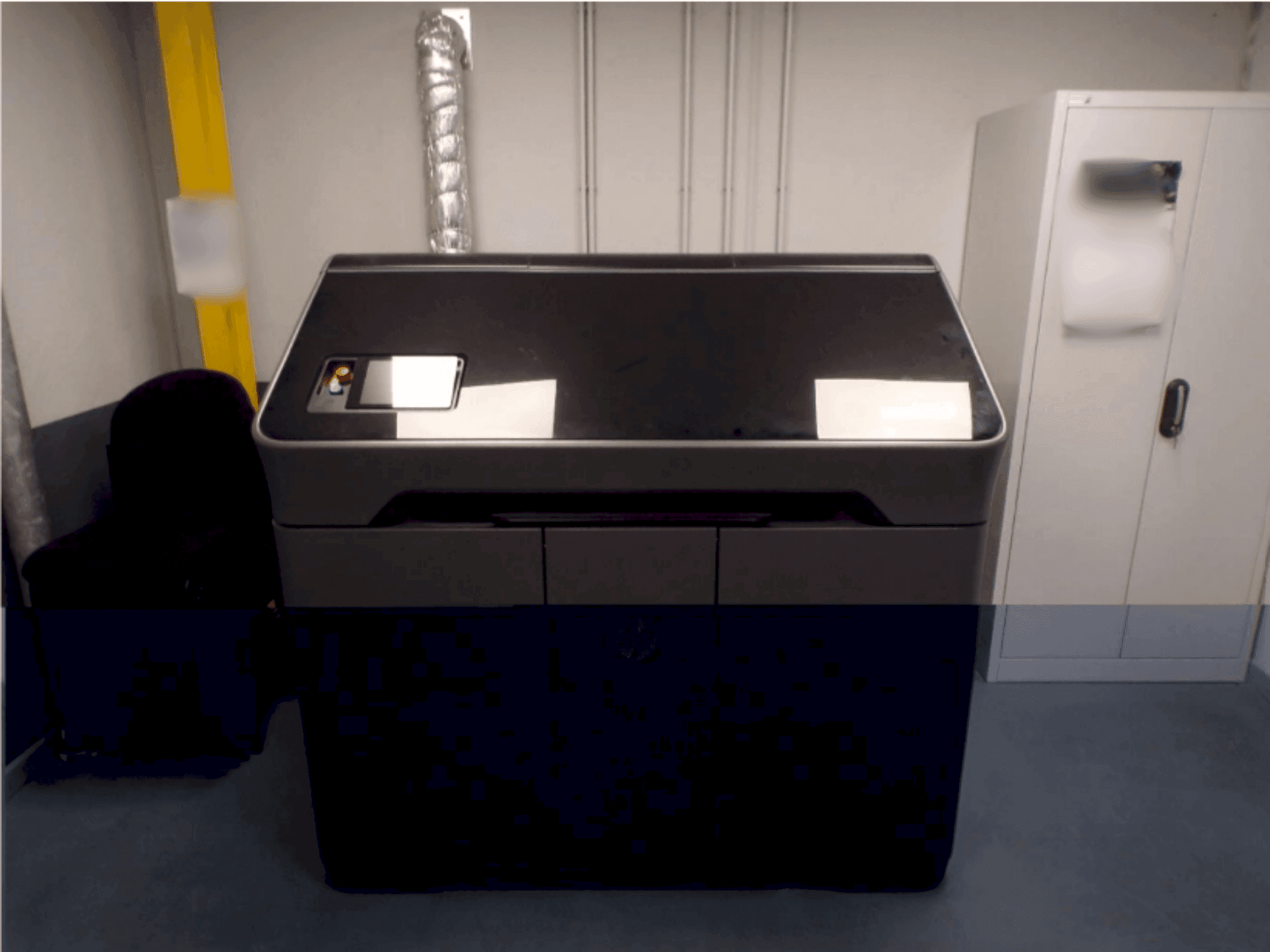 Vista frontale della macchina HP Jet Fusion MJF 580 color