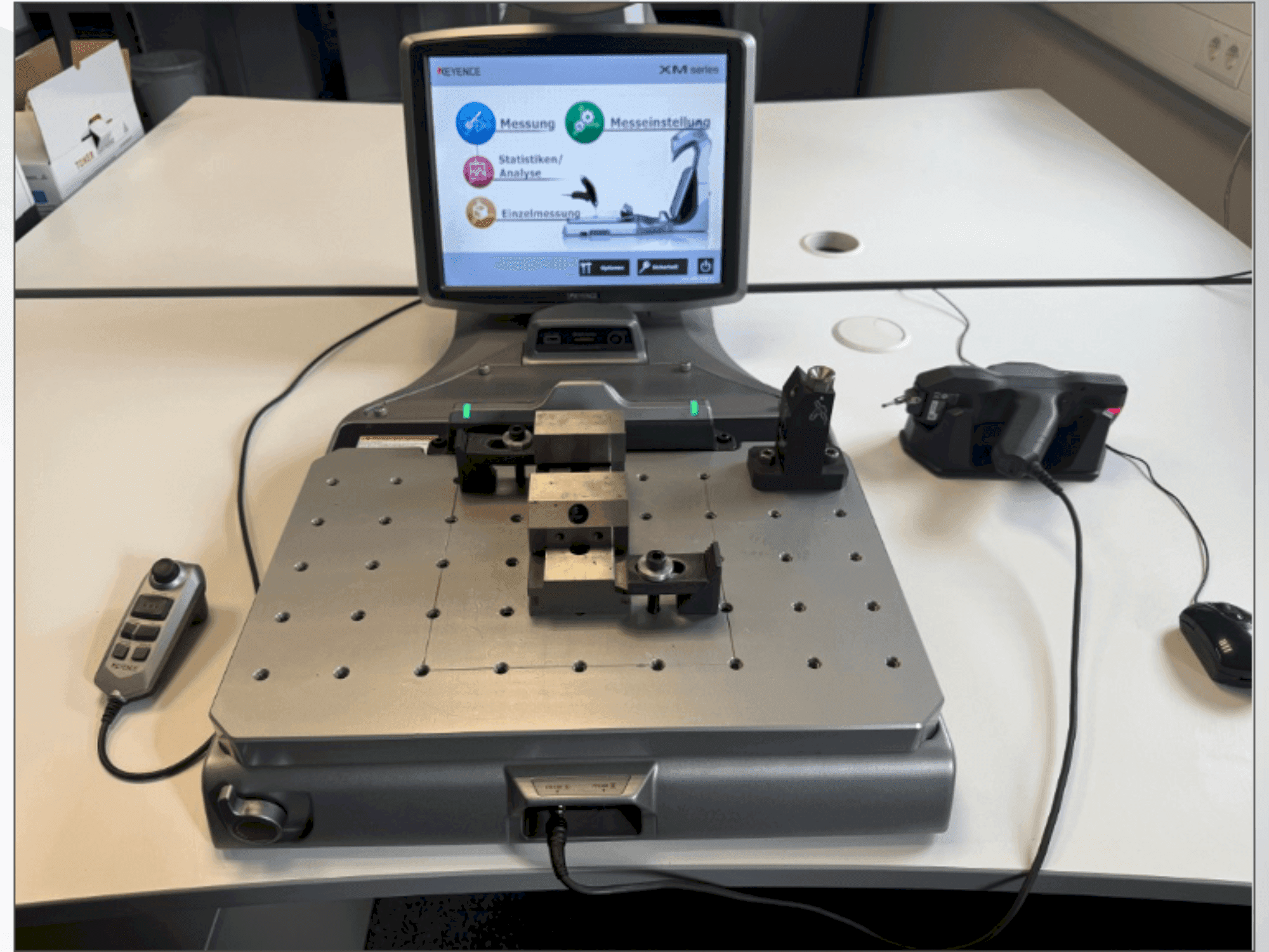 Vista frontale della macchina KEYENCE XM-1200