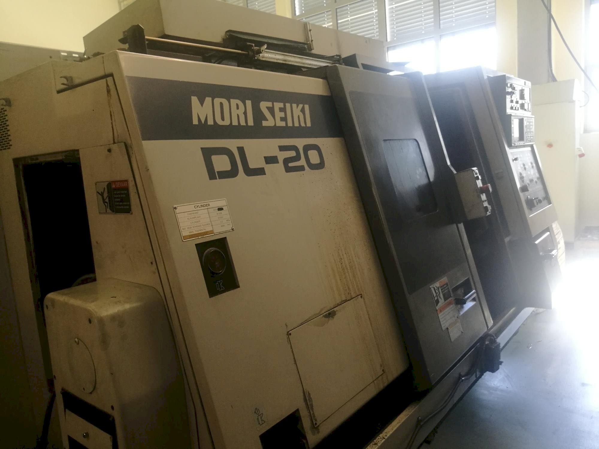 Vista laterale sinistra della macchina MORI SEIKI DL 20 MC