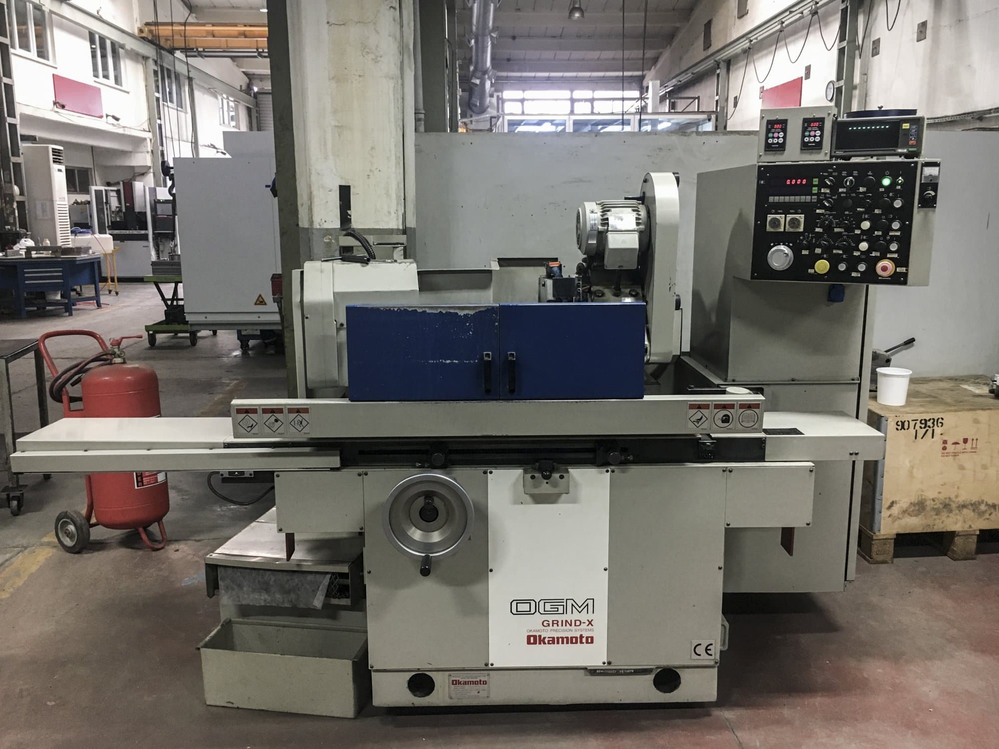 Vista frontale della macchina OKAMOTO OGM-250UDX