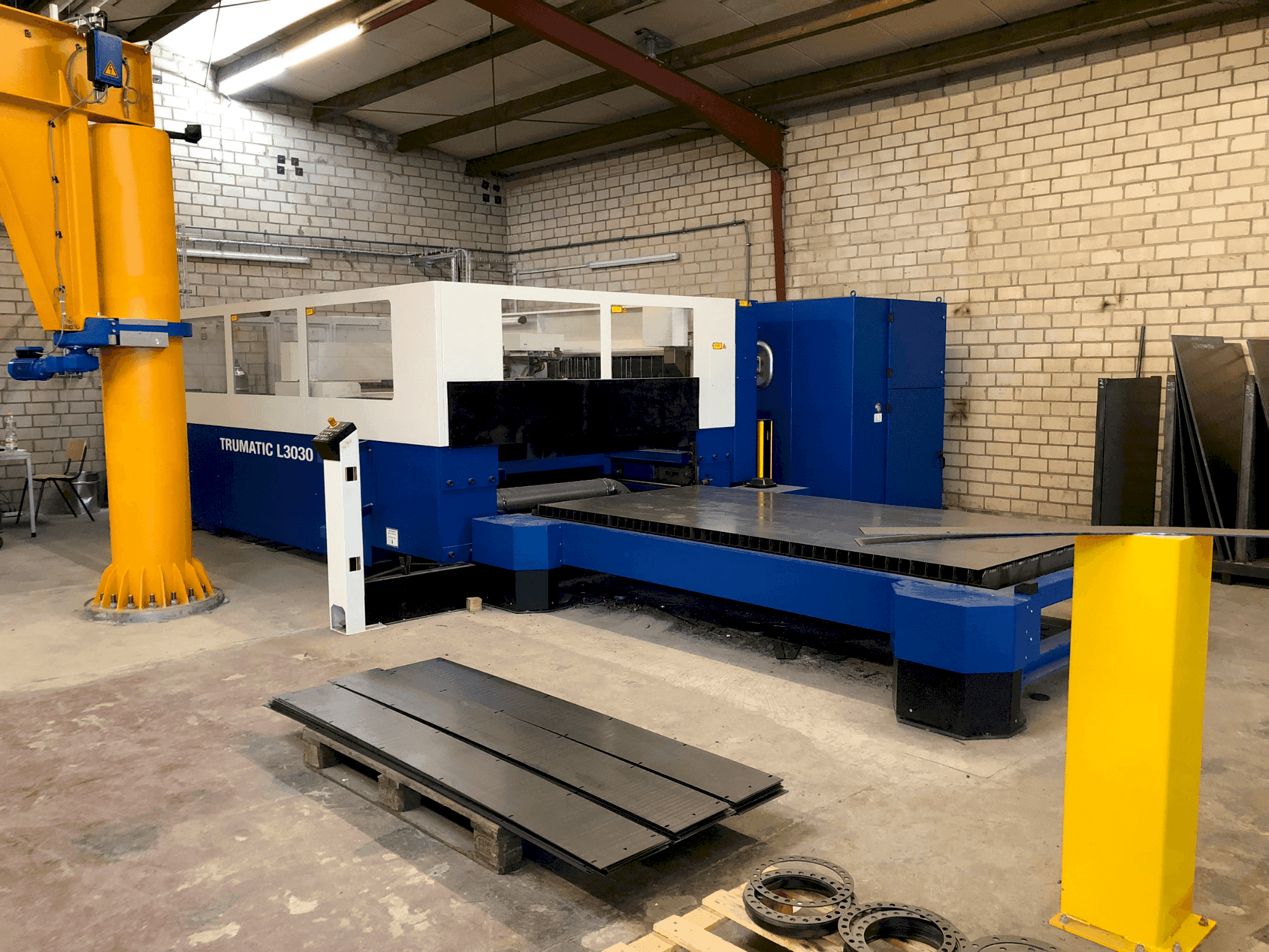Vista frontale della macchina TRUMPF Trumatic L3030
