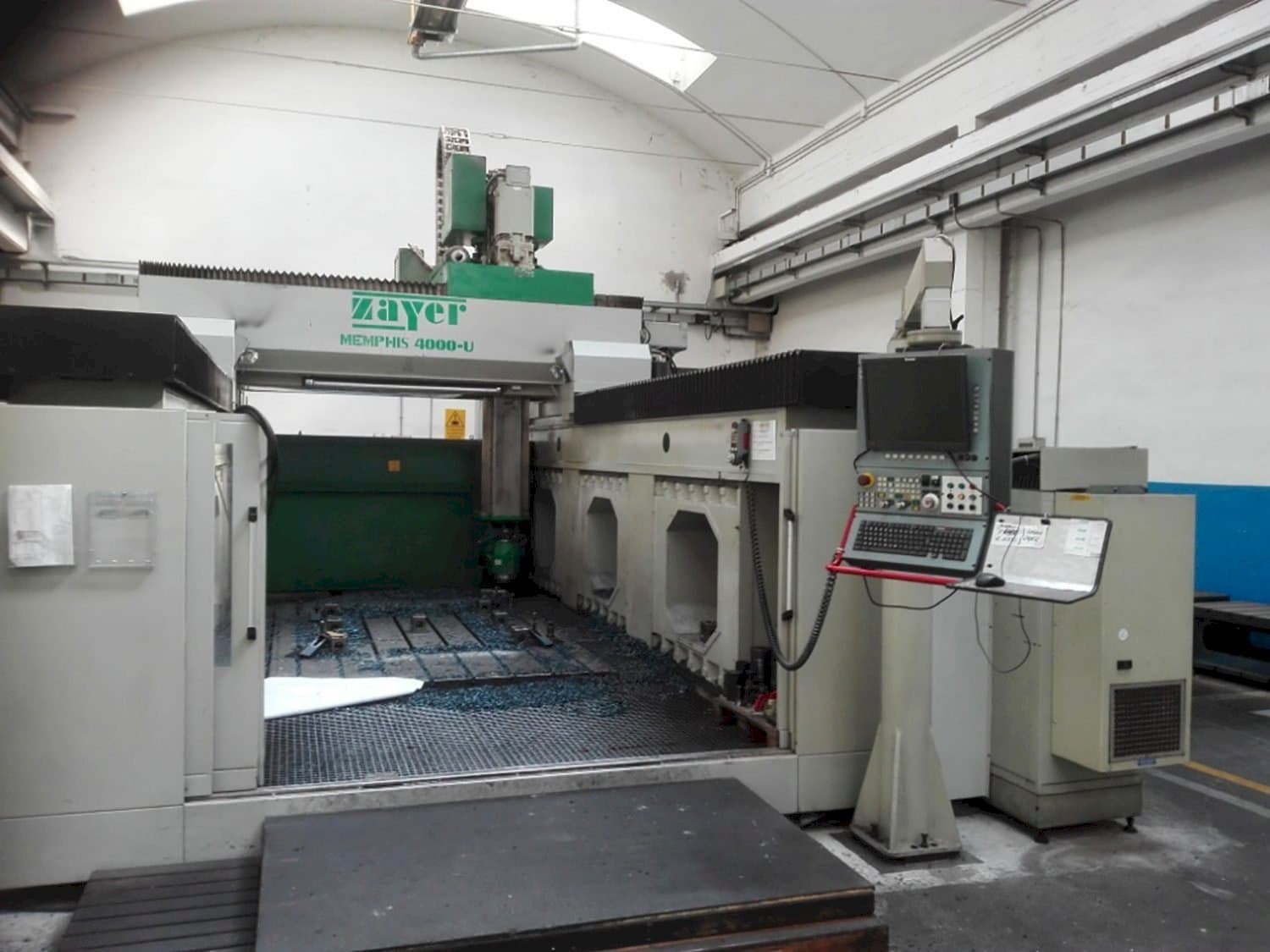 Vista frontale della macchina Zayer Memphis 4000