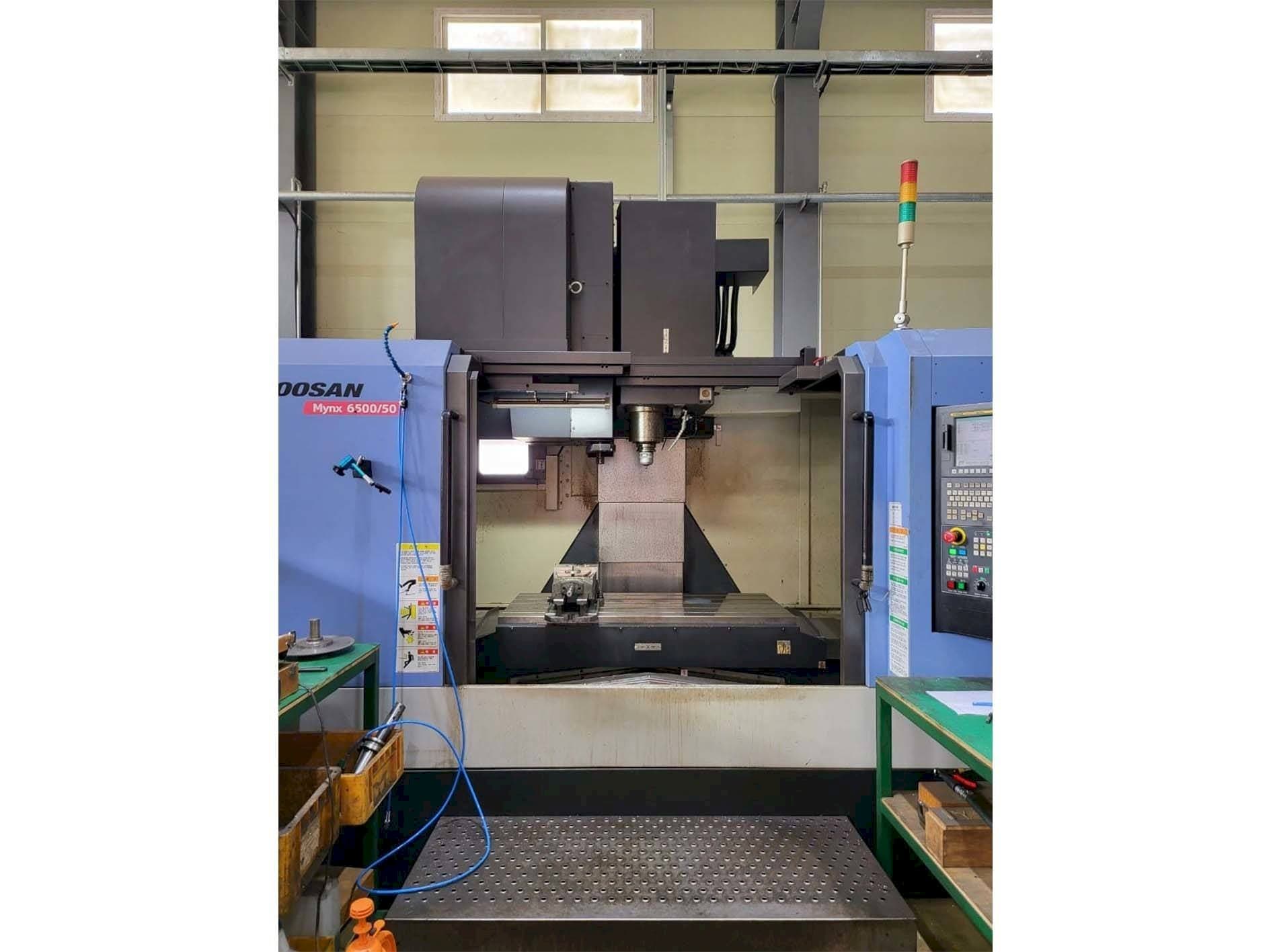 Vista frontale della macchina Doosan MYNX 6500/50