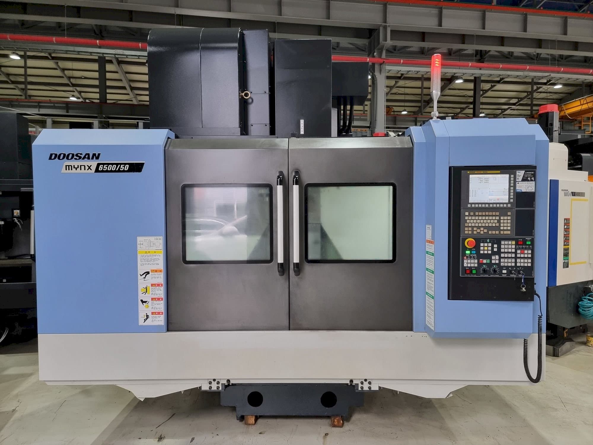 Vista frontale della macchina Doosan MYNX 6500/50