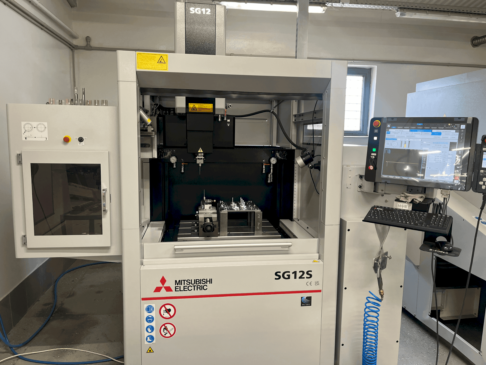 Vista frontale della macchina Mitsubishi SG12S