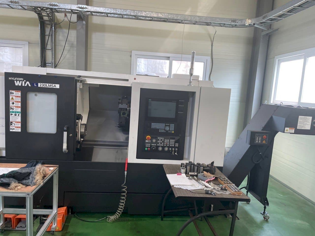 Vista frontale della macchina Hyundai Wia L 230LMSA