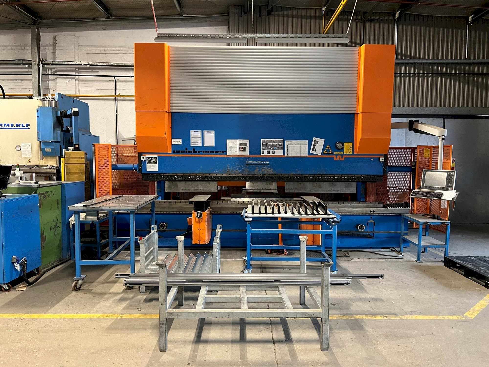 Vista frontale della macchina Weinbrenner GP400