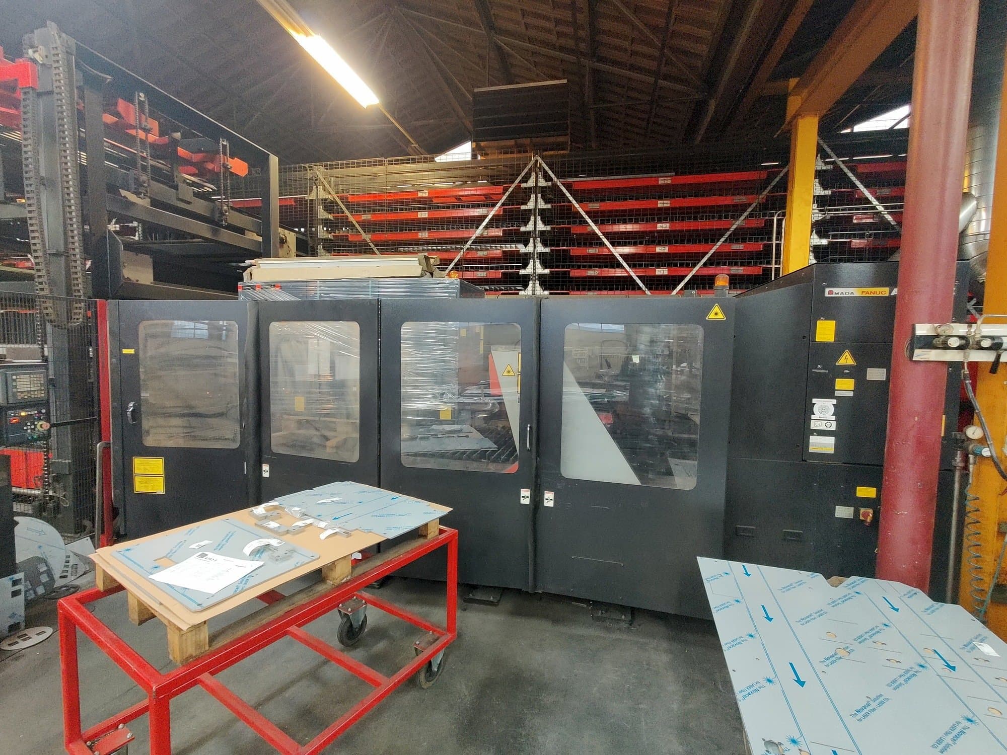 Vista frontale della macchina AMADA FO 3015