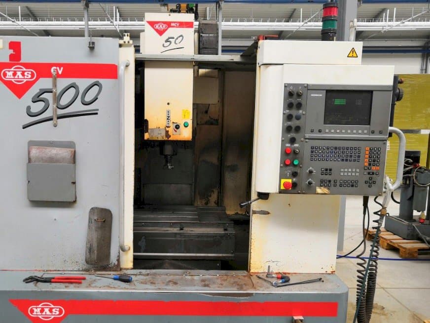 Vista frontale della macchina KOVOSVIT MAS MCV 500 CNC