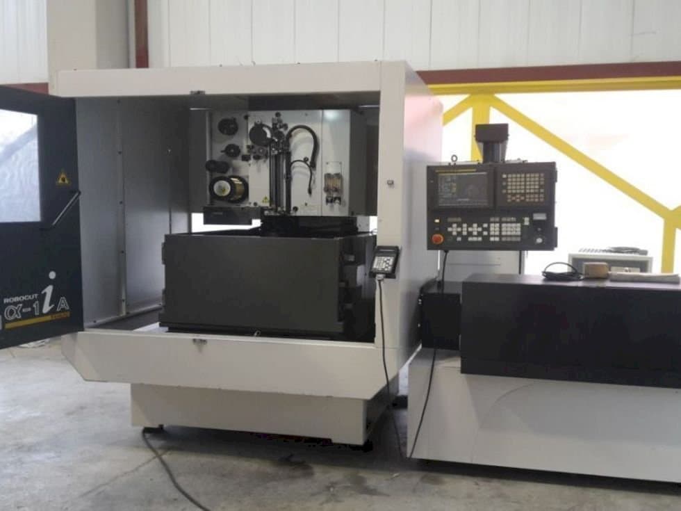 Vista frontale della macchina FANUC Robocut α-1iA