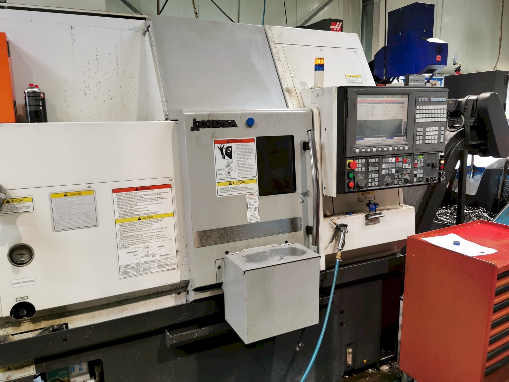 Vista frontale della macchina Okuma GENOS L200E-MY