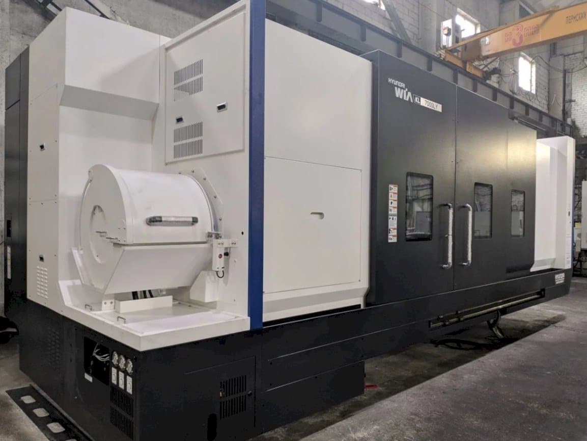 Vista frontale della macchina Hyundai Wia KL 7000 LY