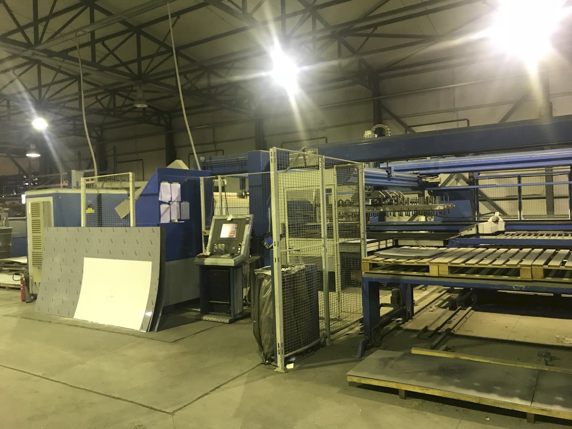 Vista frontale della macchina Finn-Power LP6