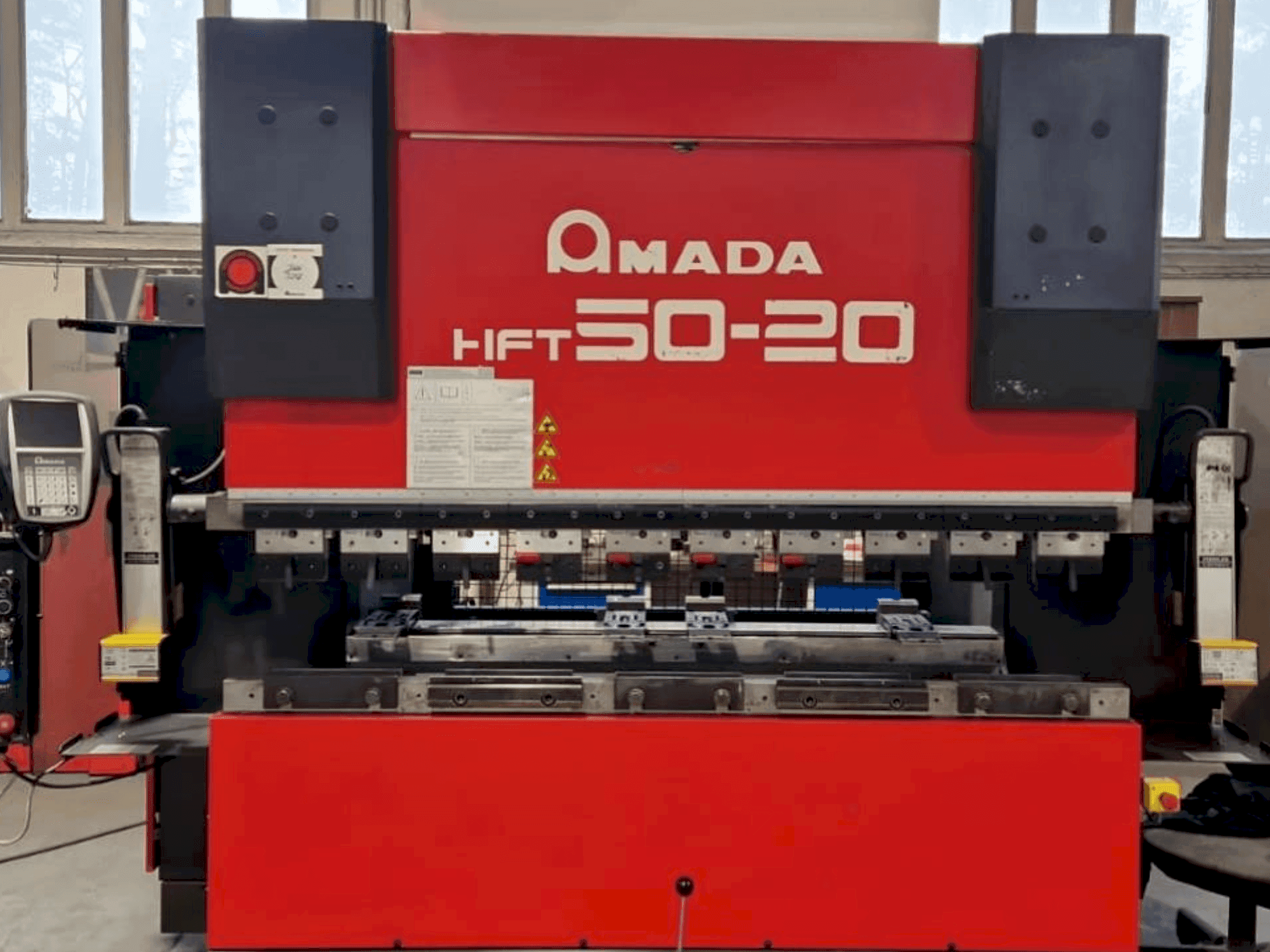 Vista frontale della macchina AMADA HFT 50-20