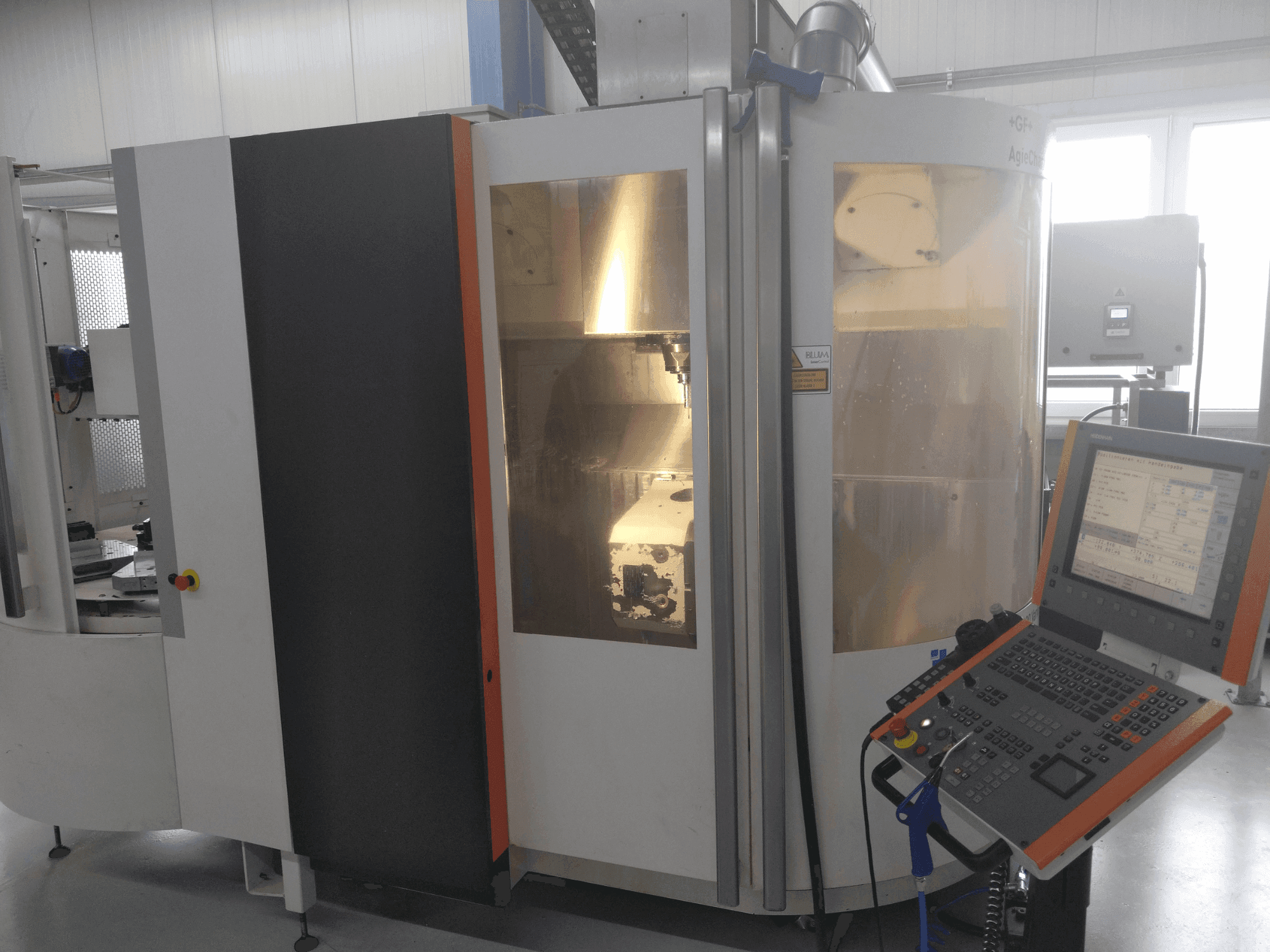 Vista frontale della macchina +GF+ AGIE CHARMILLES MIKRON UCP 600 Vario