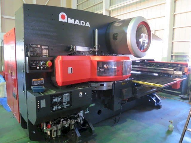 Vista frontale della macchina AMADA EMK 345NT