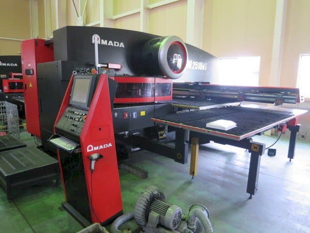 Vista frontale della macchina AMADA EM 2510NT