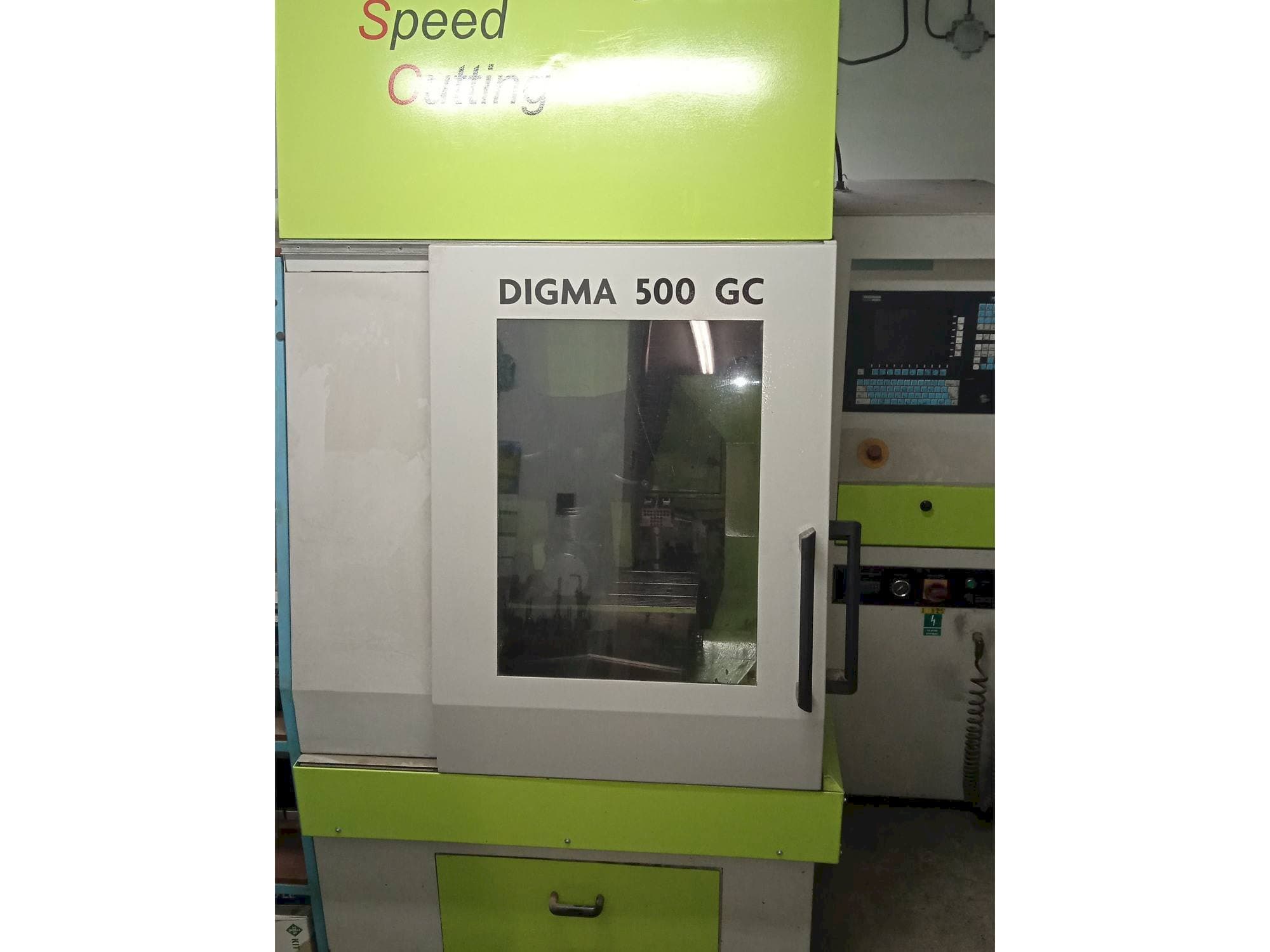 Vista frontale della macchina Exeron Digma 500 GC 5AX