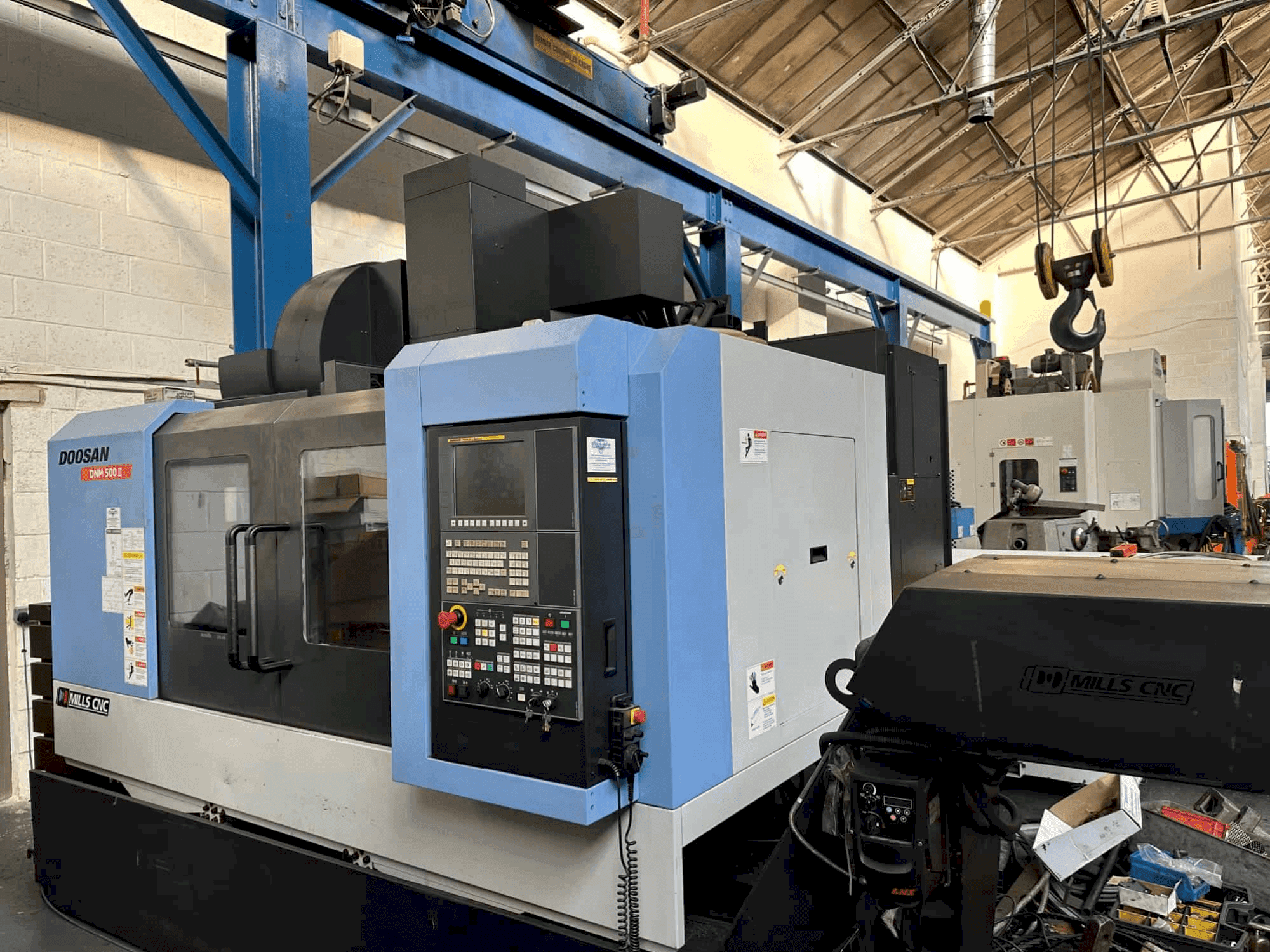 Vista frontale della macchina DOOSAN DNM 500 II