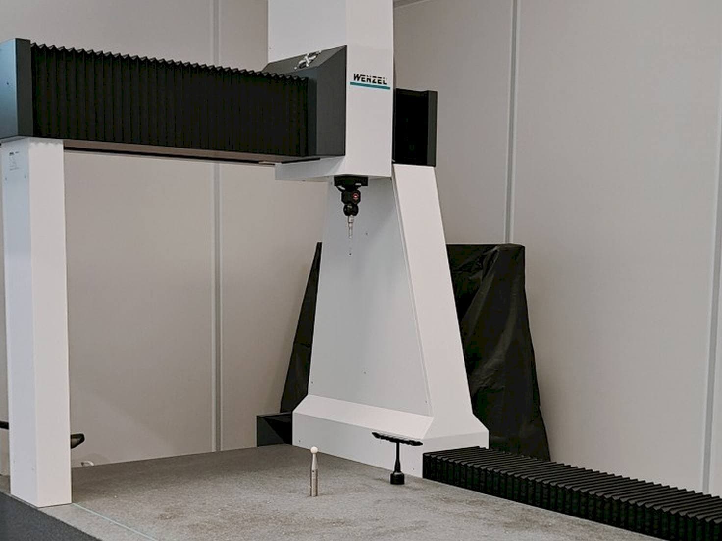 Vista frontale della macchina Wenzel LH 1010