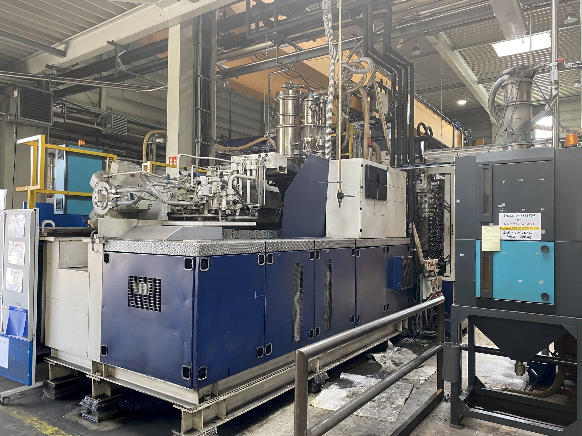 Vista frontale della macchina Krauss Maffei 1600-8000 MC