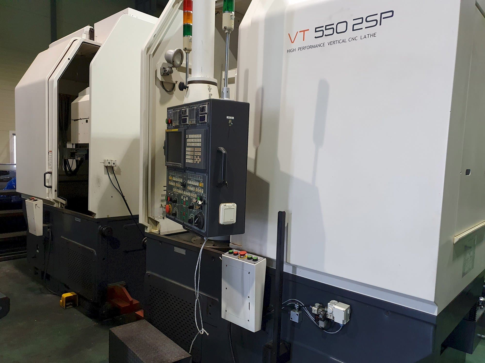 Vista frontale della macchina HWACHEON VT-500 2SP