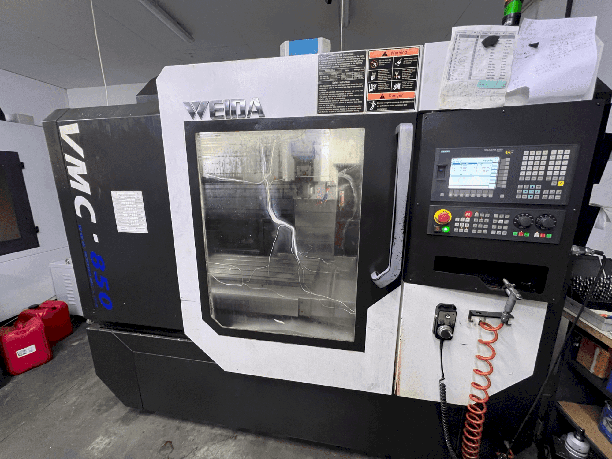 Vista frontale della macchina WEIDA VMC850