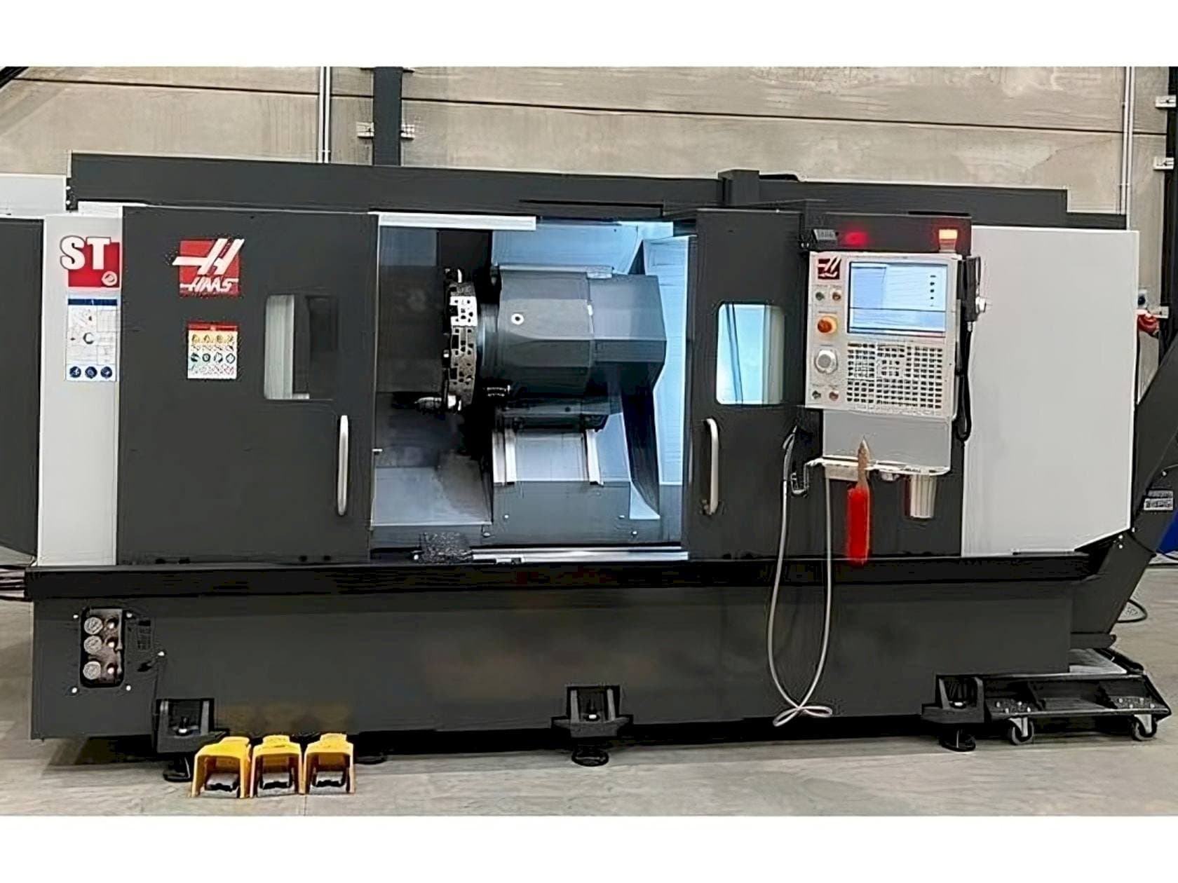 Vista frontale della macchina HAAS ST-35L